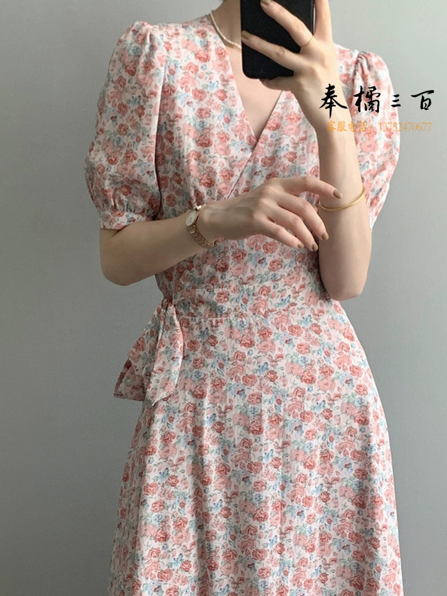 一片式碎花茶歇裙女夏季V领泡泡袖裹身连衣裙法式收腰绑带a字长裙